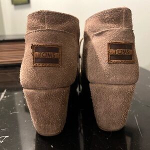 Toms Desert Wedge Lace Up Ankle Boots 5.5 Suede Taupe Beige Bootie Shoes